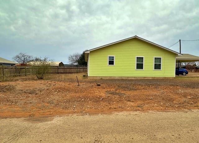 279  Edwards Ave, Charlotte, TX 78011 — photo 2
