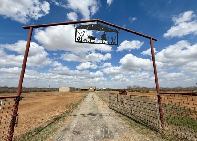 1550  County Road 300, Jourdanton, TX 78026 — photo 2