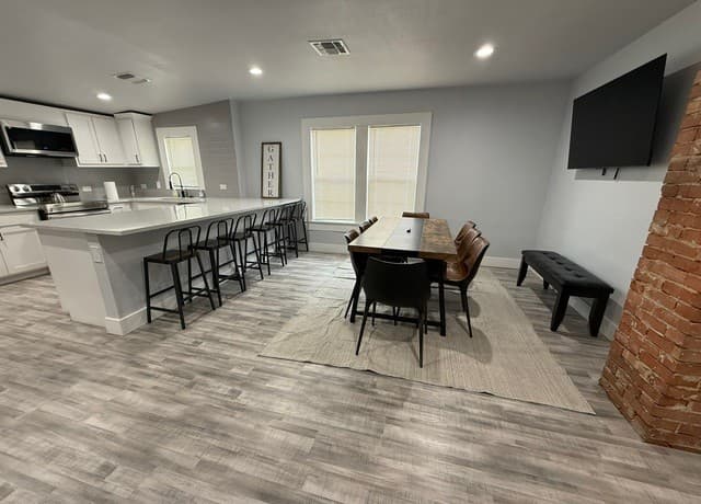 1607 N Pine Street, San Antonio, TX 78208 — photo 3