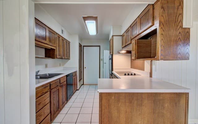 121  Young, Universal City, TX 78148 — photo 10