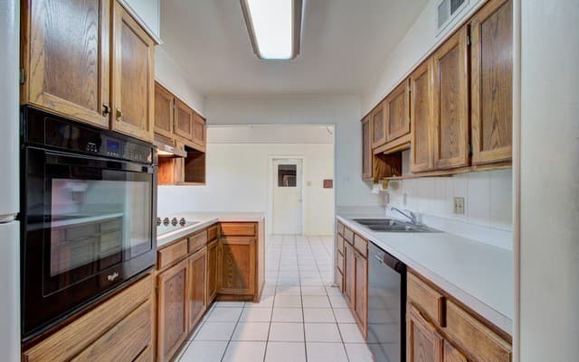 121  Young, Universal City, TX 78148 — photo 13
