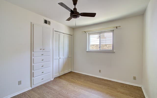 121  Young, Universal City, TX 78148 — photo 14