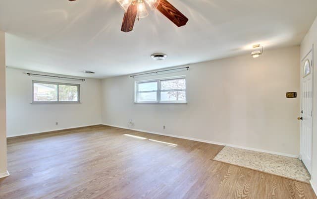 121  Young, Universal City, TX 78148 — photo 3