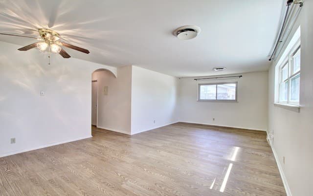 121  Young, Universal City, TX 78148 — photo 4