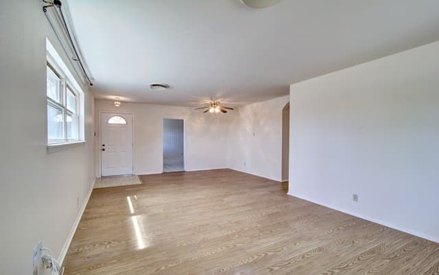 121  Young, Universal City, TX 78148 — photo 5
