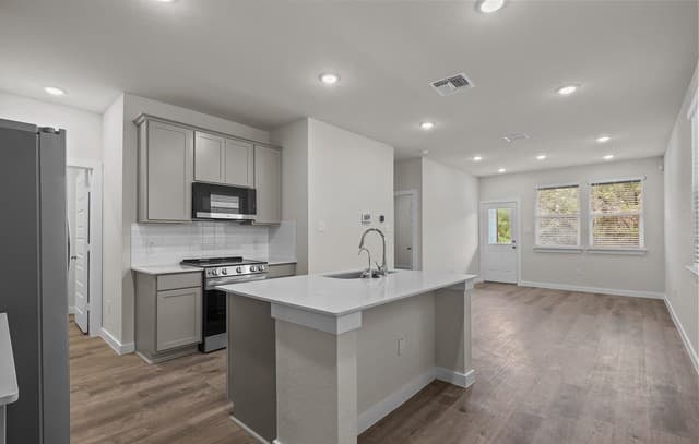 9027  Summerwood Bend, San Antonio, TX 78254 — photo 4