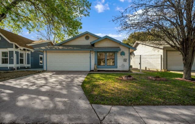 3916  Chimney Springs, San Antonio, TX 78247 — photo 2