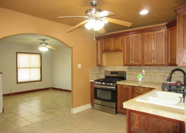 1210  McCauley, San Antonio, TX 78224 — photo 10