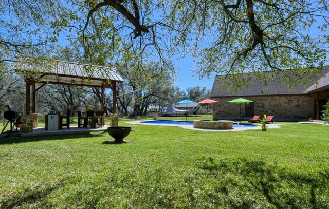 204  Fawn Ln, Floresville, TX 78114