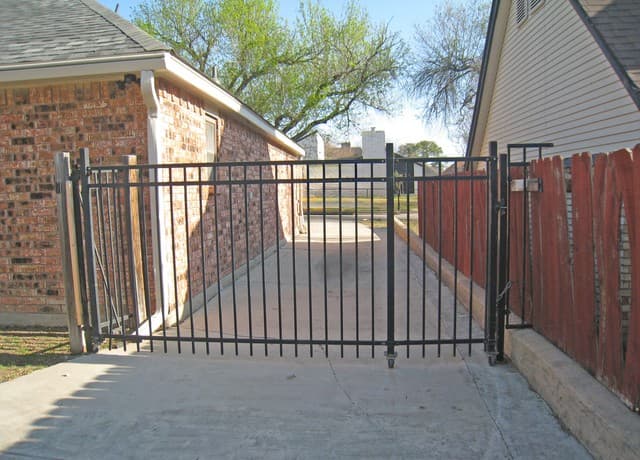 3433  Foxbriar, Schertz, TX 78154 — photo 13