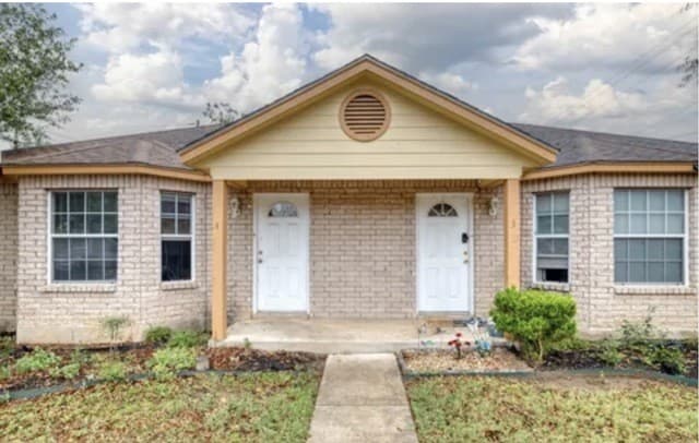 622 S Oak, Pearsall, TX 78061 — photo 2