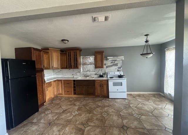 818 W Brazos, Pearsall, TX 78061 — photo 17