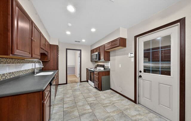 100  Crestline, Pleasanton, TX 78064 — photo 15