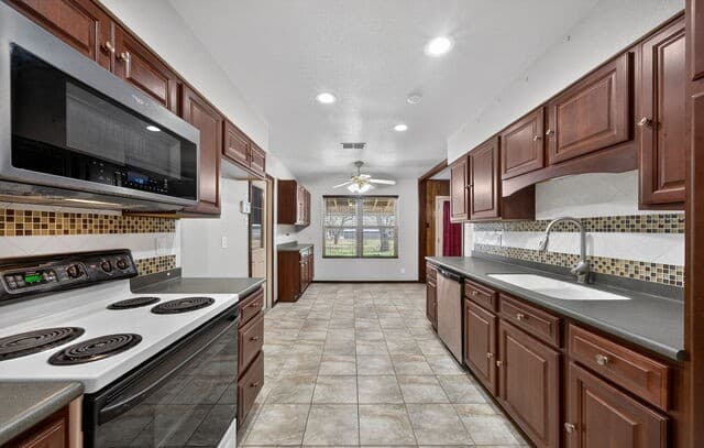 100  Crestline, Pleasanton, TX 78064 — photo 16