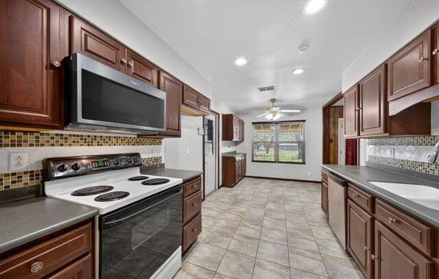 100  Crestline, Pleasanton, TX 78064 — photo 17