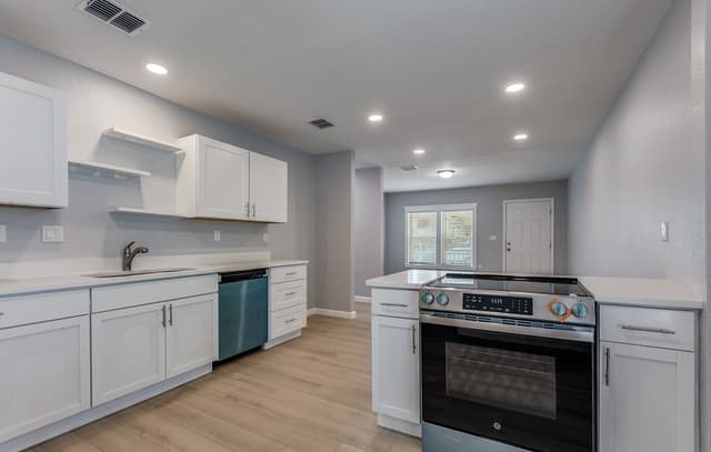 2371  Burnet, San Antonio, TX 78202 — photo 4