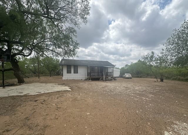 512 E Ave J, Christine, TX 78026 — photo 12