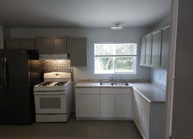 5619  Stonybrook Dr, San Antonio, TX 78242 — photo 4