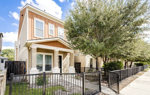 211 E Courtland