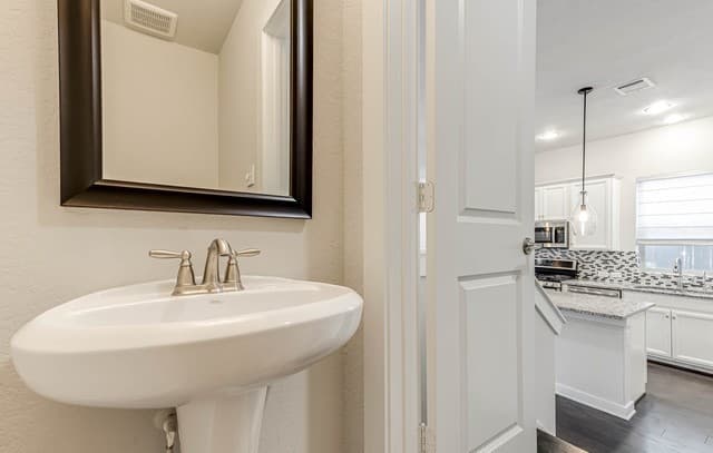 211 E Courtland, San Antonio, TX 78212 — photo 14
