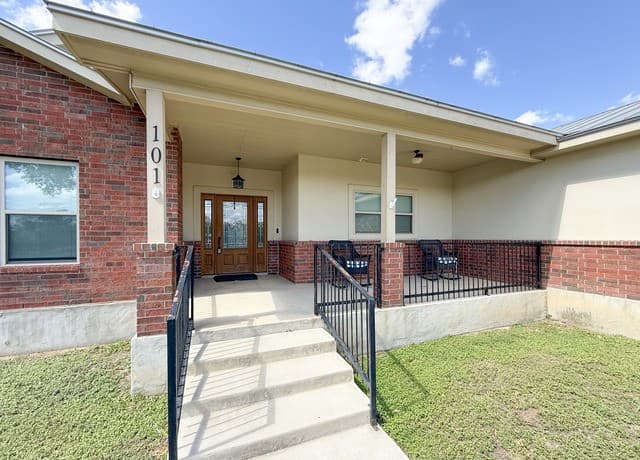 101  8th St, Natalia, TX 78059 — photo 3
