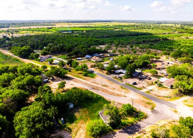 710  Goliad Rd, Floresville, TX 78114 — photo 11