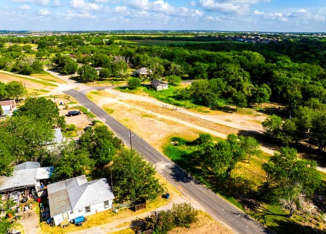 710  Goliad Rd, Floresville, TX 78114 — photo 15