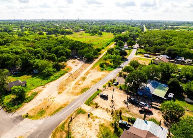 710  Goliad Rd, Floresville, TX 78114 — photo 17