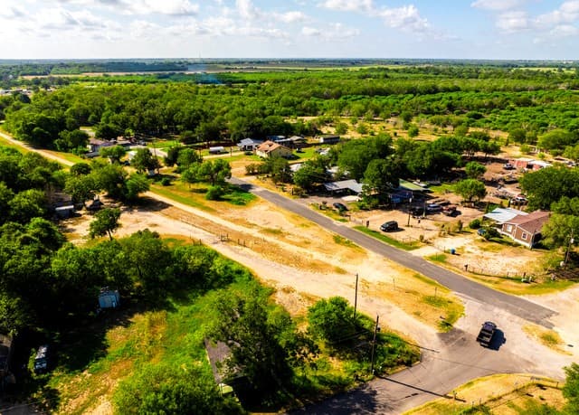 710  Goliad Rd, Floresville, TX 78114 — photo 18