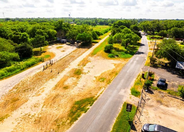 710  Goliad Rd, Floresville, TX 78114 — photo 23