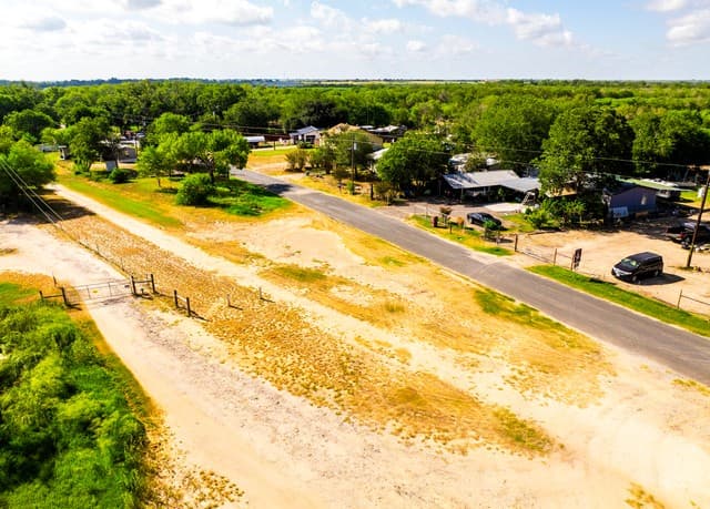 710  Goliad Rd, Floresville, TX 78114 — photo 24