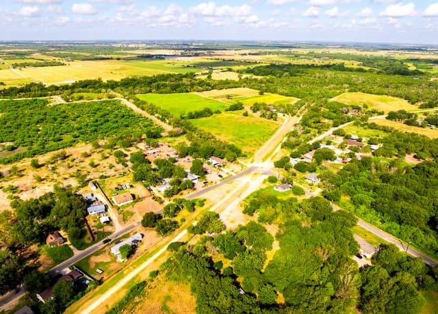 710  Goliad Rd, Floresville, TX 78114 — photo 4
