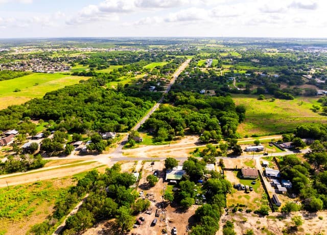 710  Goliad Rd, Floresville, TX 78114 — photo 8