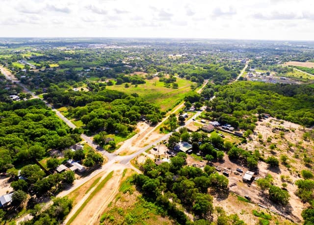 710  Goliad Rd, Floresville, TX 78114 — photo 9