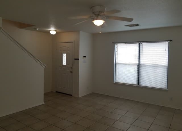 30  Torreys Post, San Antonio, TX 78240 — photo 2
