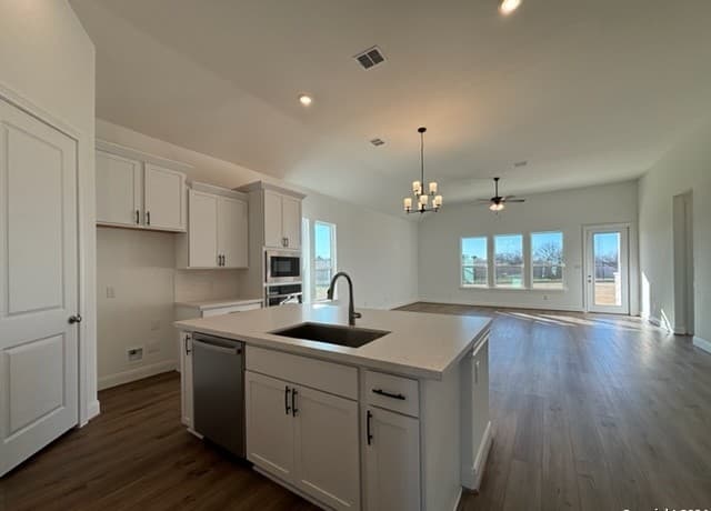 152 W Magnolia Circle, La Vernia, TX 78121 — photo 4