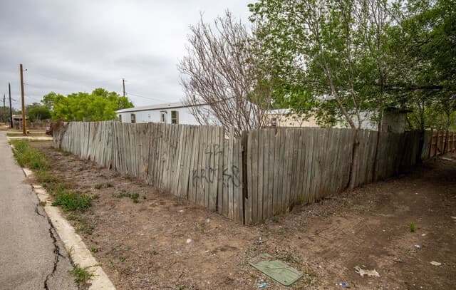 515  Elm St, Jourdanton, TX 78026 — photo 10
