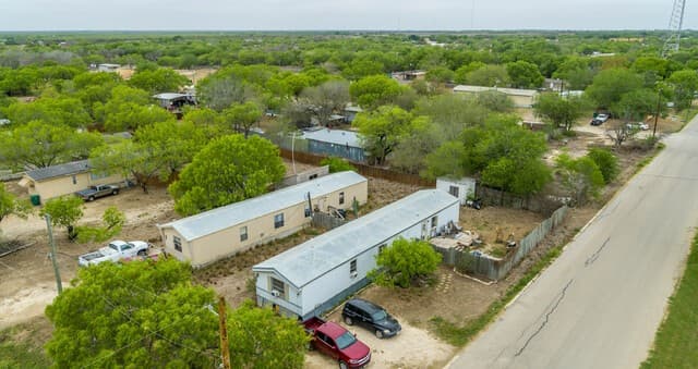 515  Elm St, Jourdanton, TX 78026 — photo 2