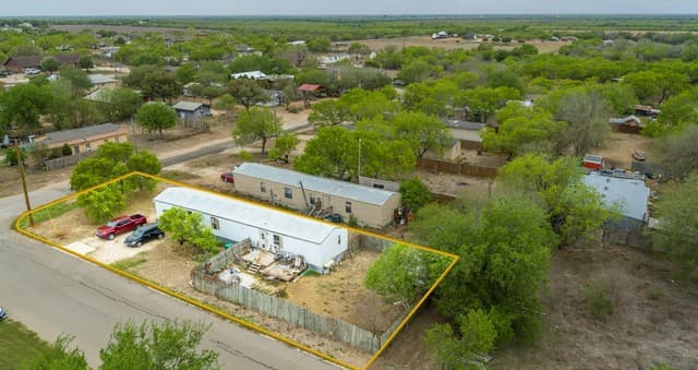 515  Elm St, Jourdanton, TX 78026 — photo 3