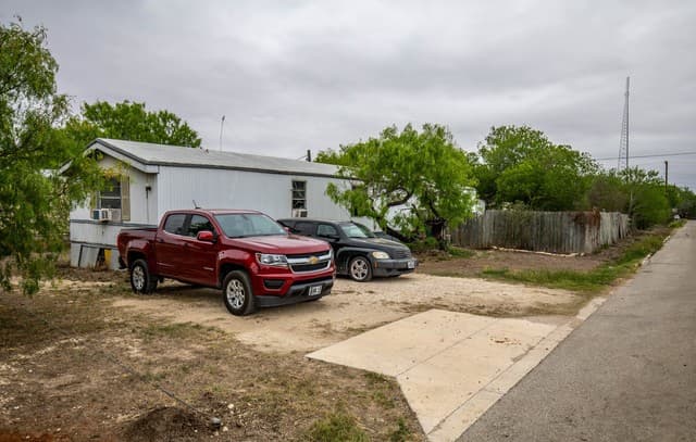 515  Elm St, Jourdanton, TX 78026 — photo 8