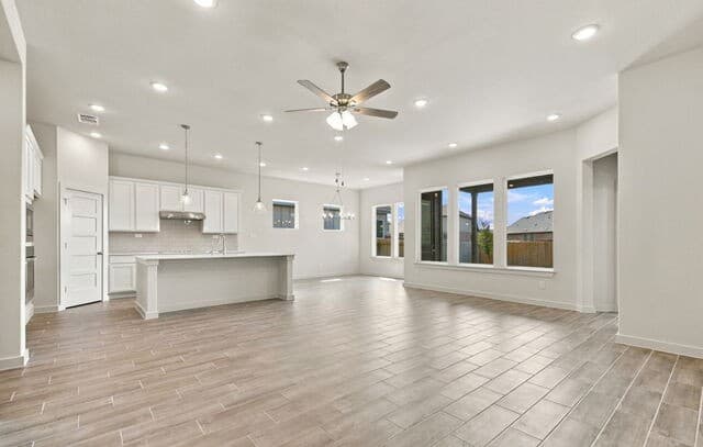 125  Travis Drive, Castroville, TX 78009 — photo 3