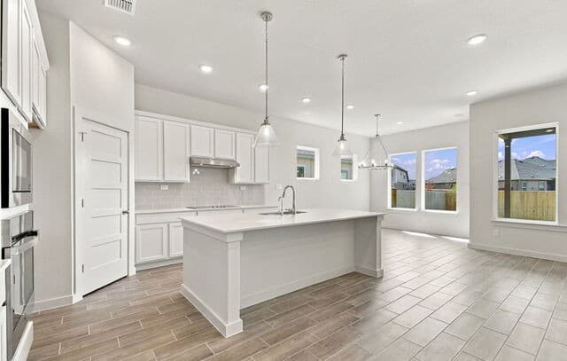 125  Travis Drive, Castroville, TX 78009 — photo 5