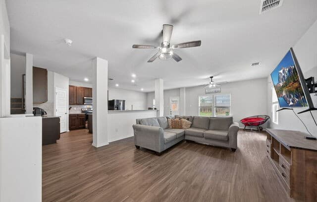 5910  Frisbee Path, Converse, TX 78109 — photo 2