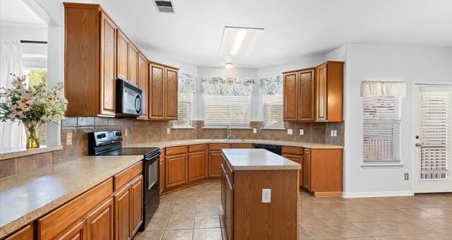 8818 Ash Meadow Dr, Universal City, TX 78148 — photo 4