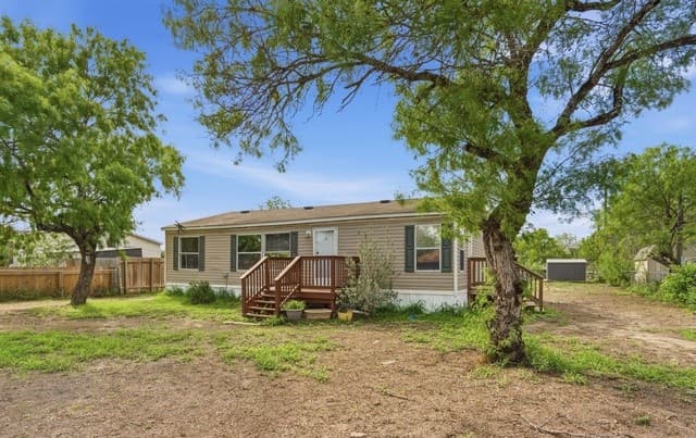 1105  Walnut St, Jourdanton, TX 78026 — photo 2