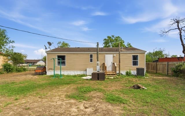 1105  Walnut St, Jourdanton, TX 78026 — photo 24