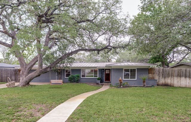523 Woodcrest Dr, San Antonio, TX 78209