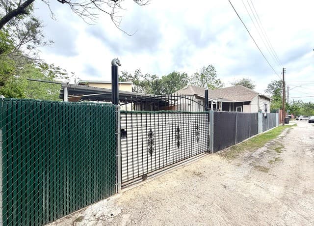 944 Briscoe Aly, San Antonio, TX 78207 — photo 14