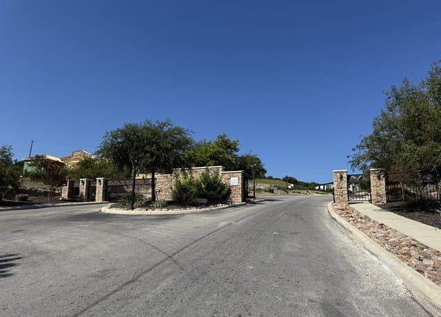 11206  Kendall Canyon, San Antonio, TX 78255 — photo 2
