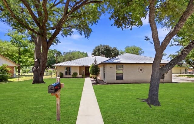 901  Gentilz, Castroville, TX 78009 — photo 2